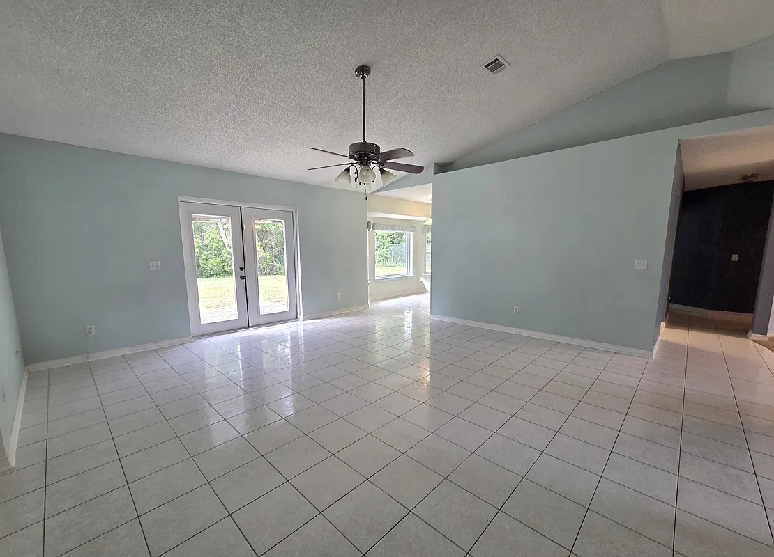 4 bed, 1926 sqft, $2,600 — Photo 2