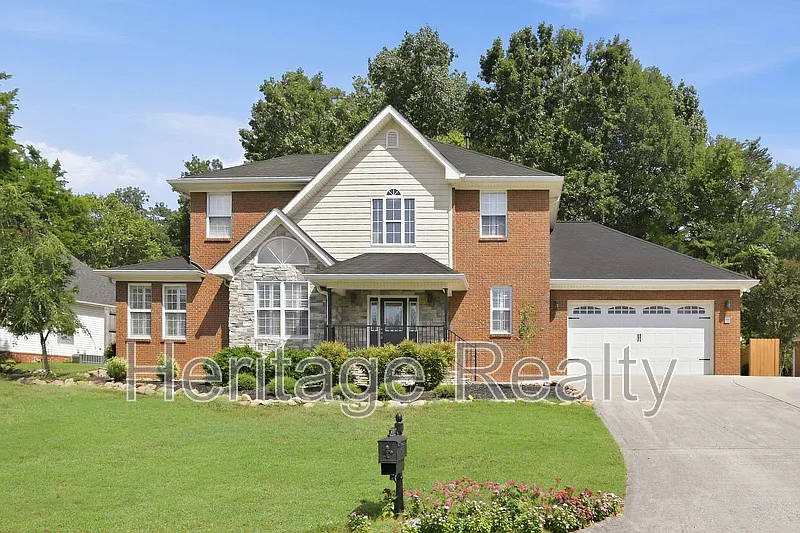 3 bed, 2.5 bath, 2842 sqft, $3,200 — Photo 1