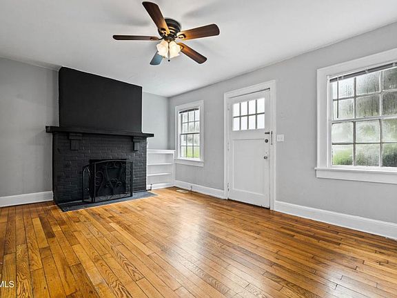 4th image of 1812 Washington Ave NE