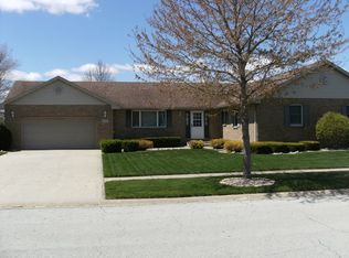 135 N Hamilton Dr, Grant Park, IL