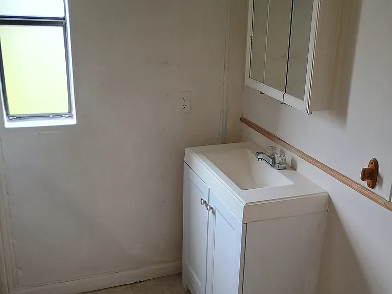 124 SE Laurence Ct — Photo 9