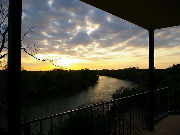 Sunsets into bend of river