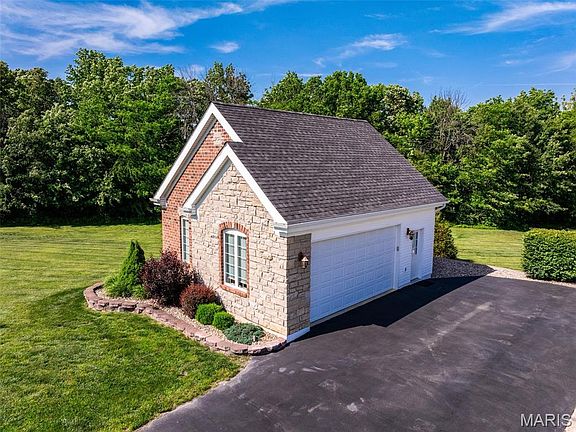 3rd image of 320 Nicole Ct
