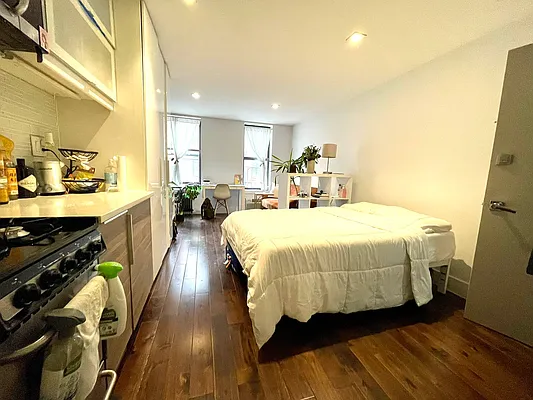 Rented by Evergreen Realty & Investments | media 8