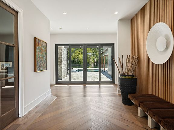 5th image of 726 Vosswood Dr