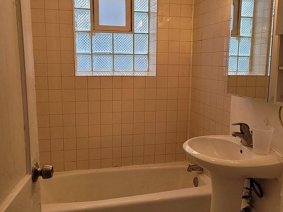 5th image of 4708 W Grace St Floor 1