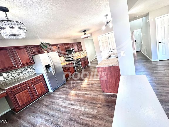 5th image of 803 Yorkshire Dr
