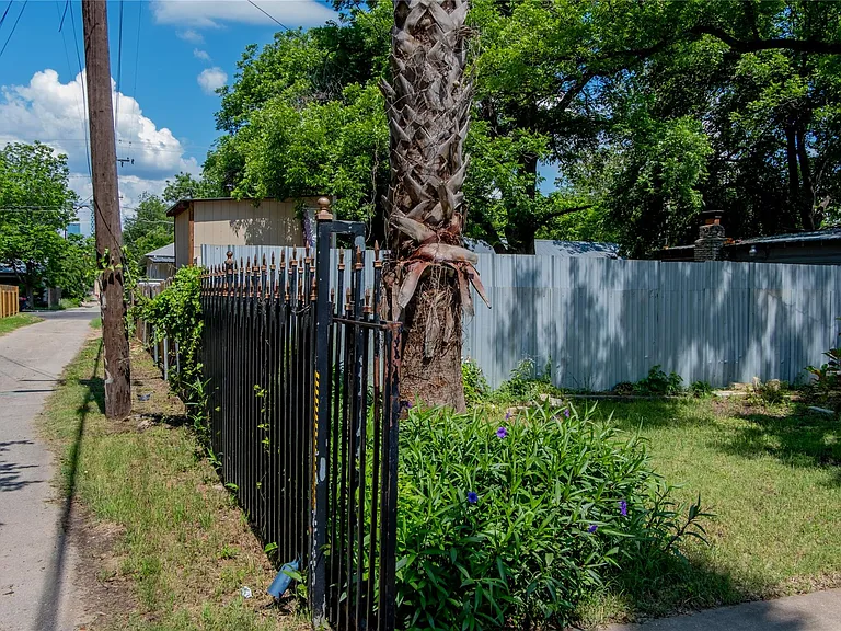 2607 E Cesar Chavez St — Photo 3