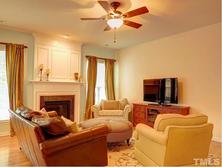 516 Dyersville Dr — Photo 2