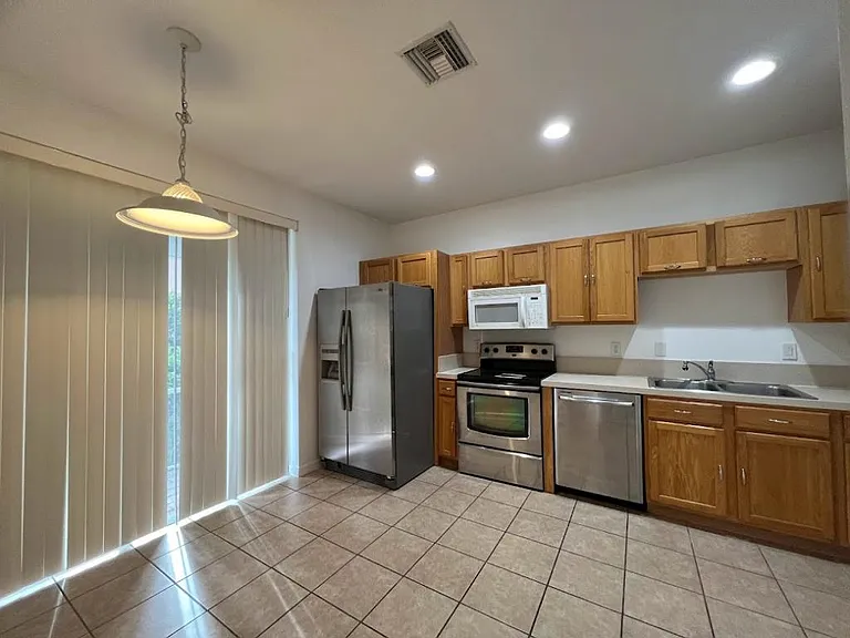 9634 Roundstone Cir — Photo 8