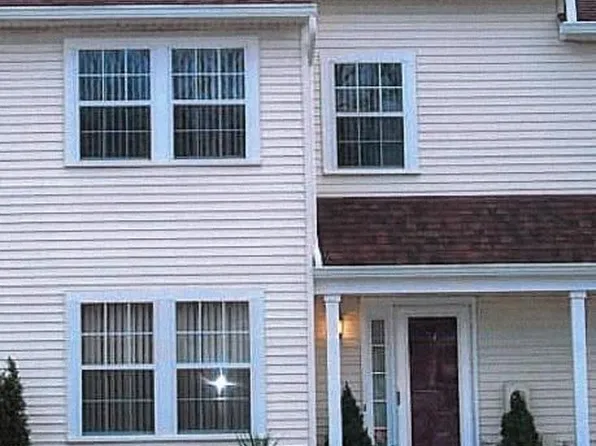 54 Stratford Cres, Farmingdale, NY 11735