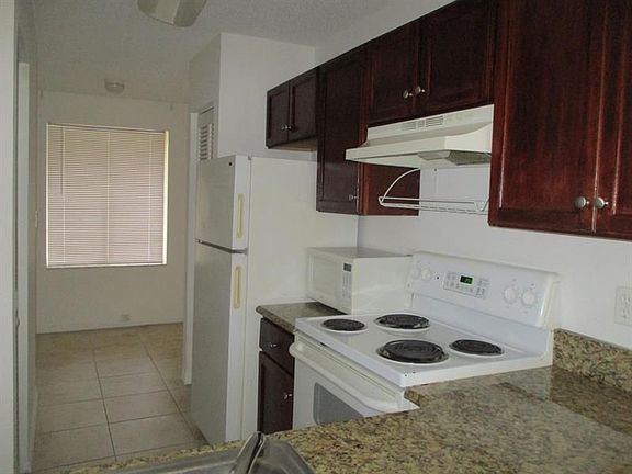 5th image of 19104 Glenmoor Dr