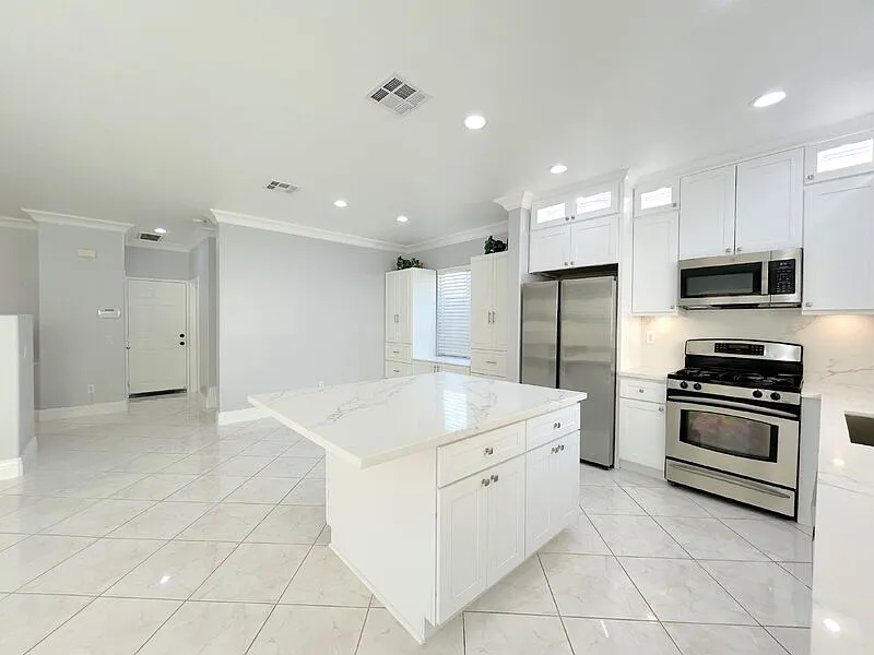 4 bed, 2.5 bath, 1861 sqft, $4,195 — Photo 3