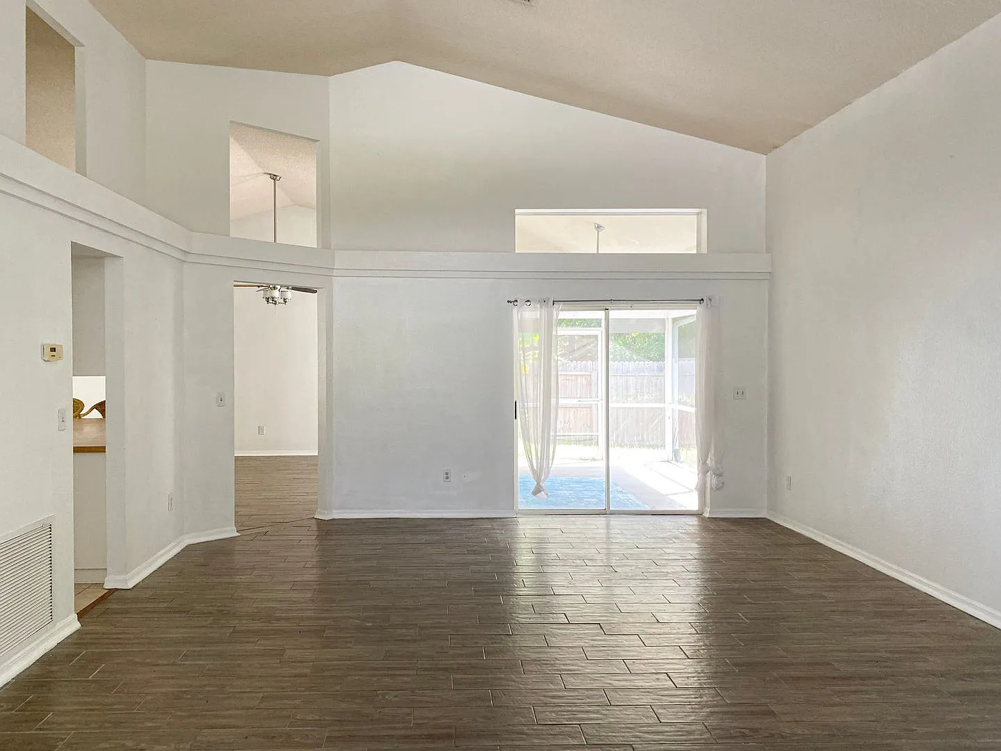 3 Bedroom 2.5 Bath In Alafaya Woods - Lawn Care Included — Photo 3