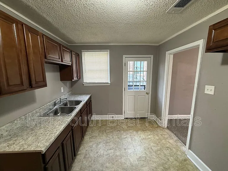 1385 Chadwick Cir — Photo 5