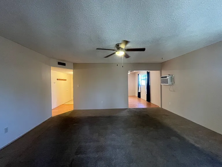 902 Oakwood St — Photo 5