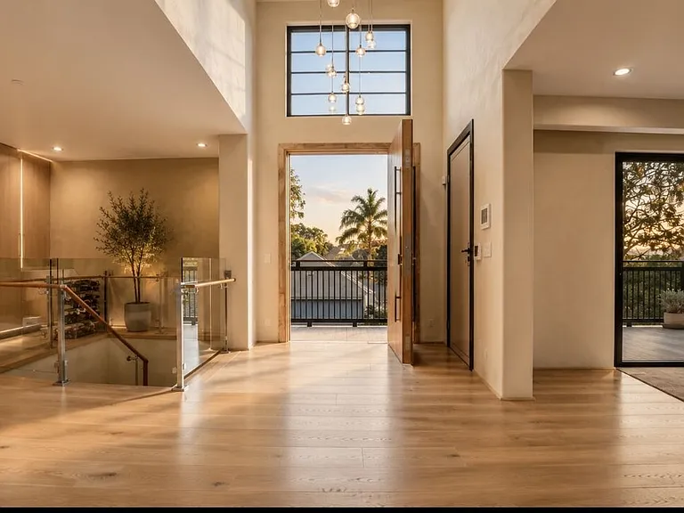 8721 Sunset Plaza Ter — Photo 3