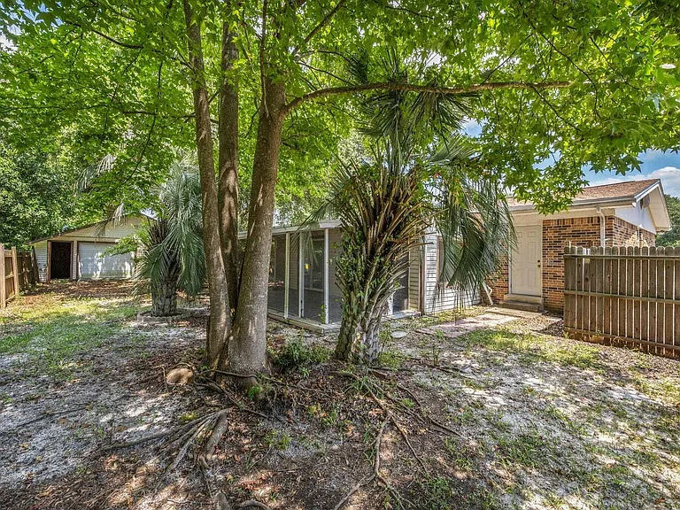 110 Green Dr — Photo 2