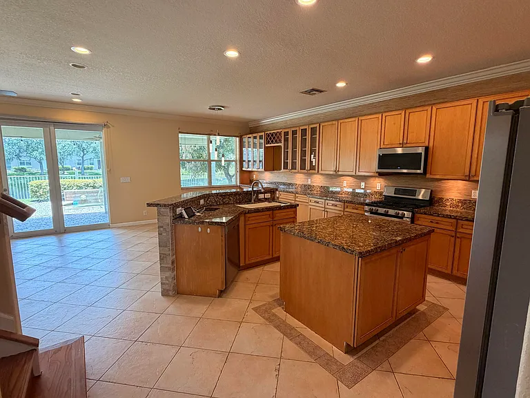 108 Kensington Way — Photo 45