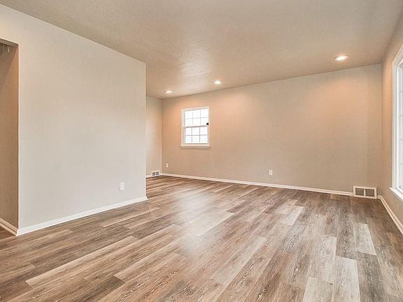 5th image of 26380 Farringdon Ave