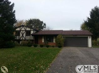 4057 Loch Dr, Highland, MI 48357