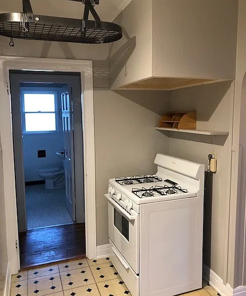 902 E 43rd St — Photo 13