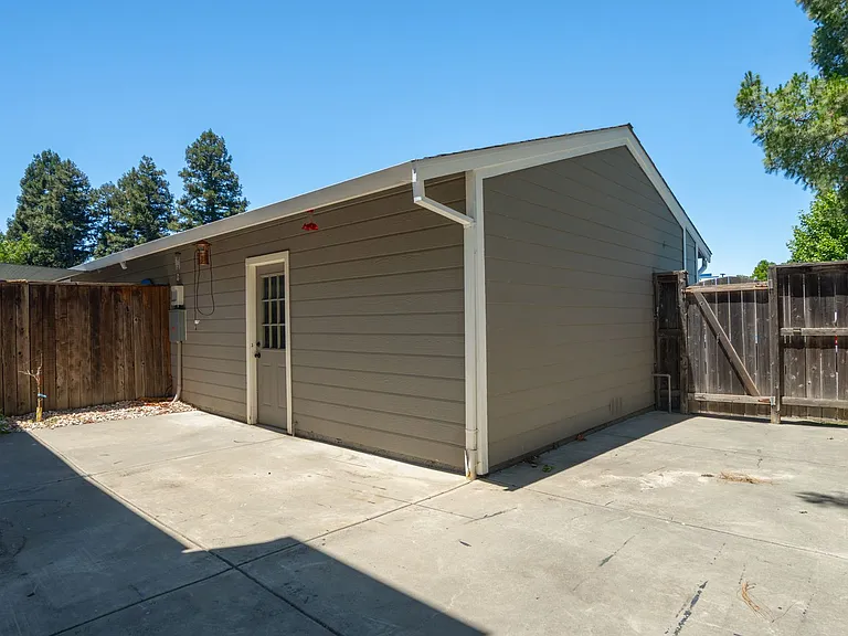 841 Northampton Ct — Photo 15
