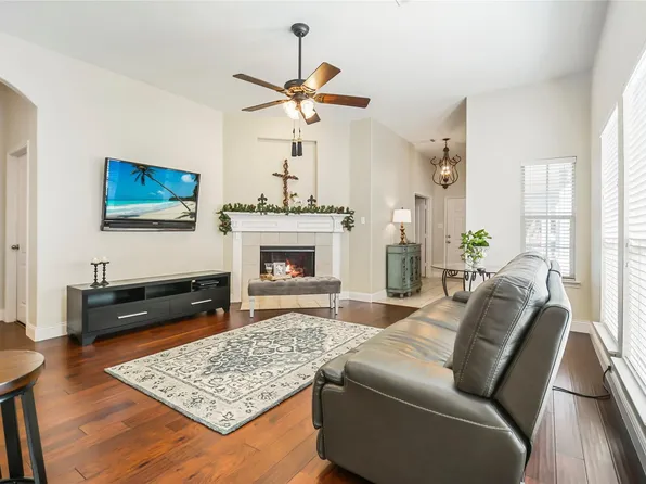 1808 Forsythe Dr, Aubrey, TX 76227
