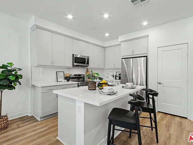 126 Hazel Dr — Photo 4