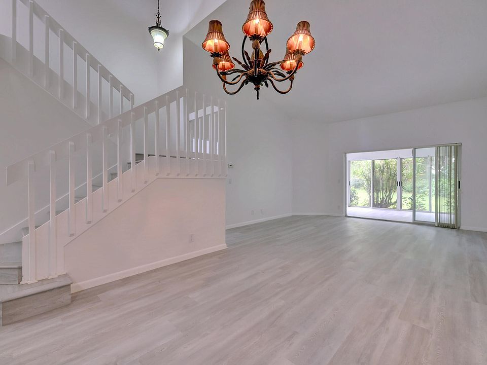 1st image of 2435 SW Foxpoint Trl