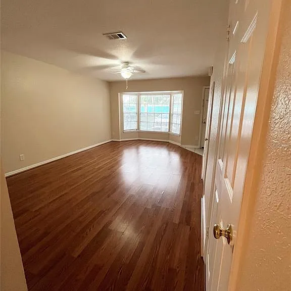 37240 Embassy Park Ln — Photo 2
