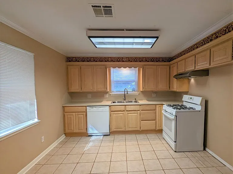 1813 Hardy Dr — Photo 16