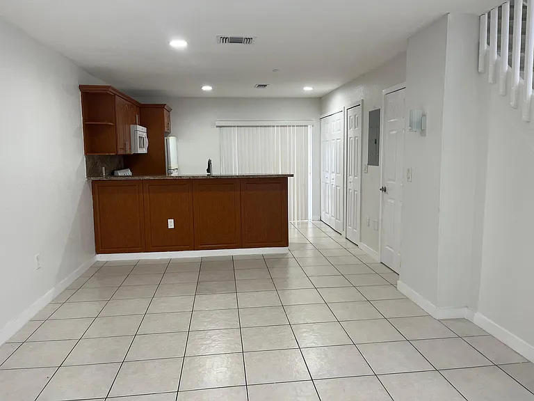 Ground floor: living room, dining room, bathroom, closet and laundry room (on the right), on the left, kitchen.