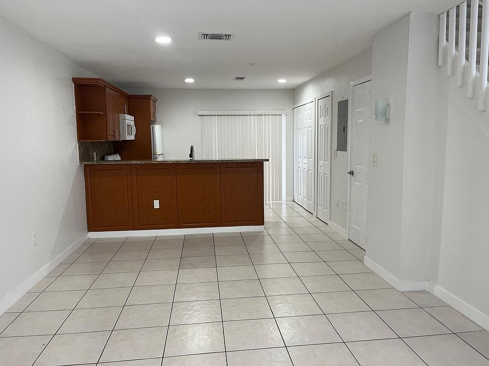 Ground floor: living room, dining room, bathroom, closet and laundry room (on the right), on the left, kitchen.