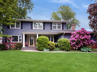 9 Ashford Dr, Lake Grove, NY 11755
