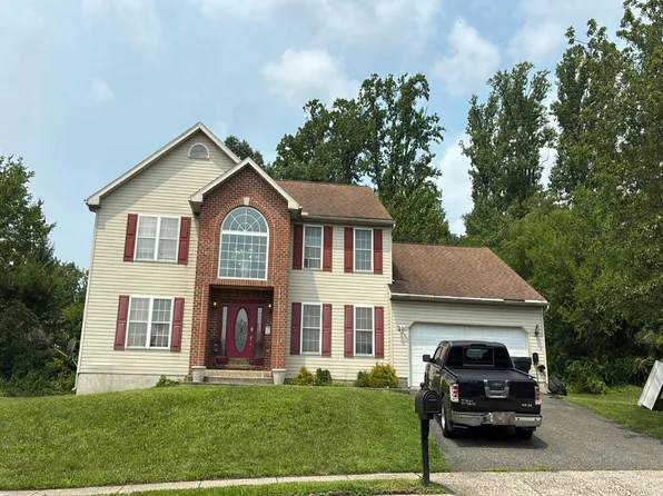 107 Swatara Cir, Douglassville, PA 19518