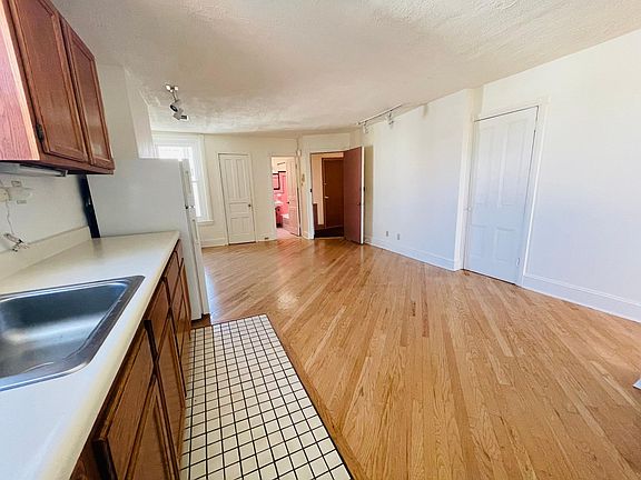 4th image of 607 S 42nd St #73A