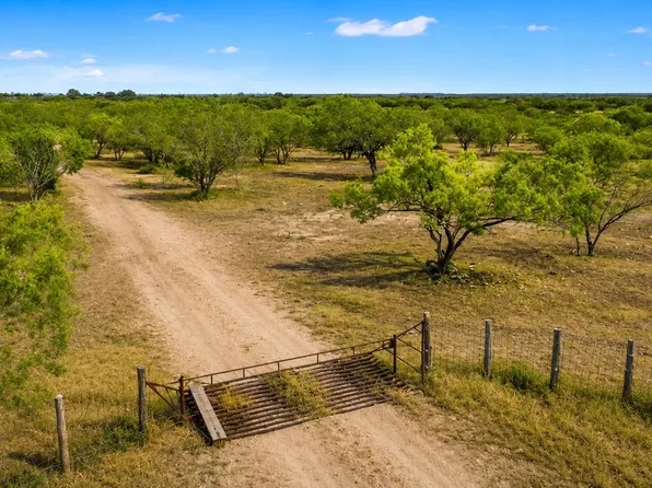 5 County Road 171, Nixon, TX 78140