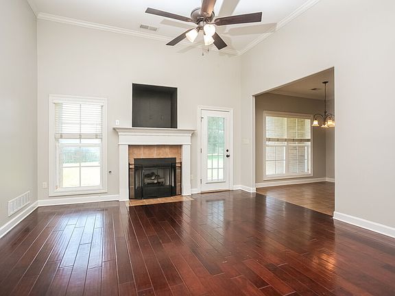 4th image of 3288 Champion Hills Dr