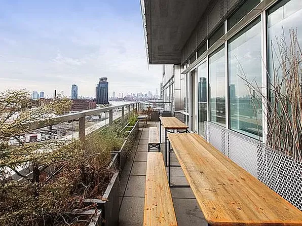 10-17 Jackson Avenue image 2 of 12