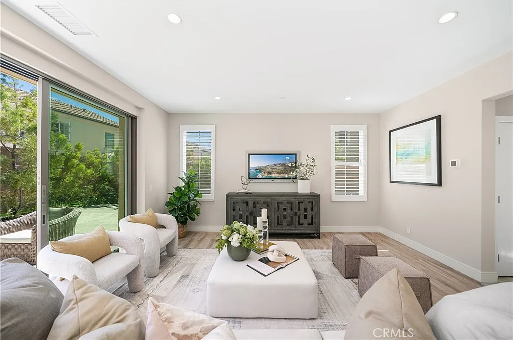 3 bed, 2.5 bath, 2087 sqft, $6,199 — Photo 2