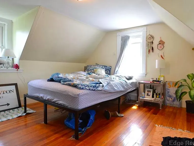 136 Brooks St — Photo 17