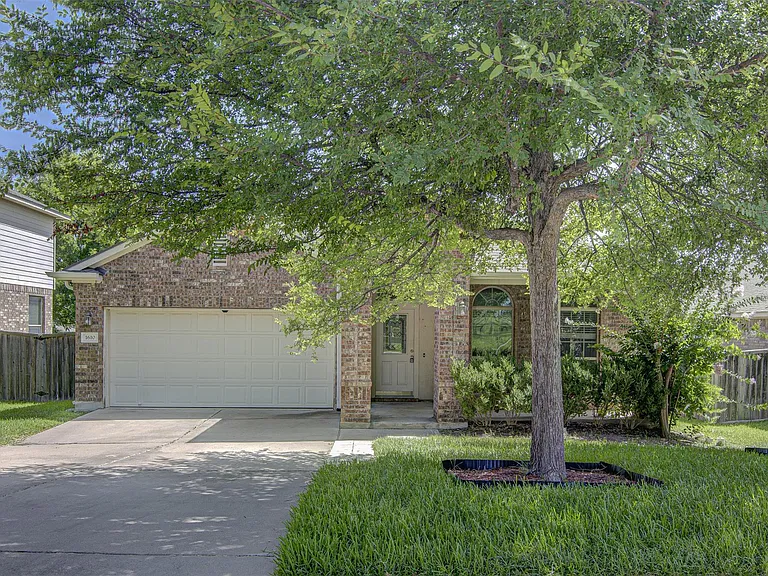 1610 Greenside Dr — Photo 2