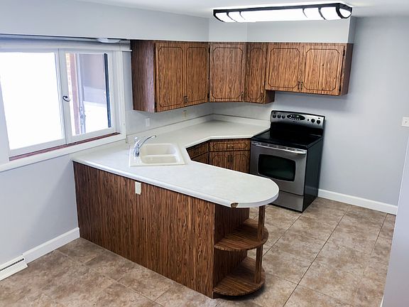 Kitchen: Plenty of storage