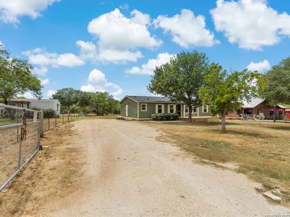 3079 Rakowitz, Adkins, TX 78101