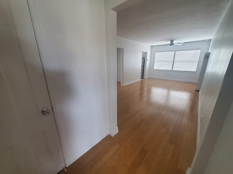 130 Roycroft — Photo 19