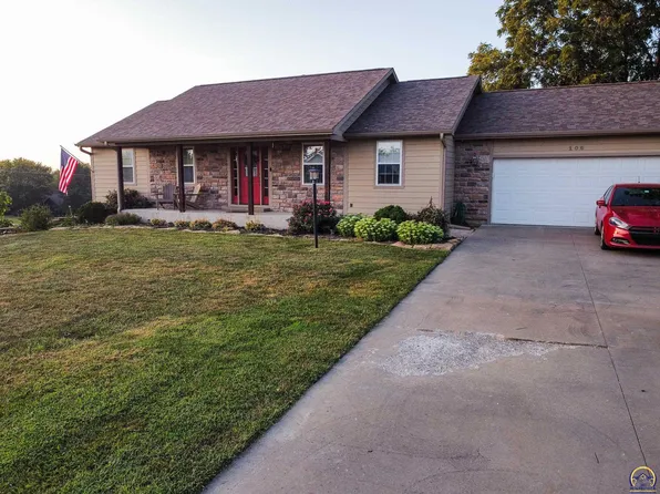 106 E Central Ave, Ozawkie, KS 66070