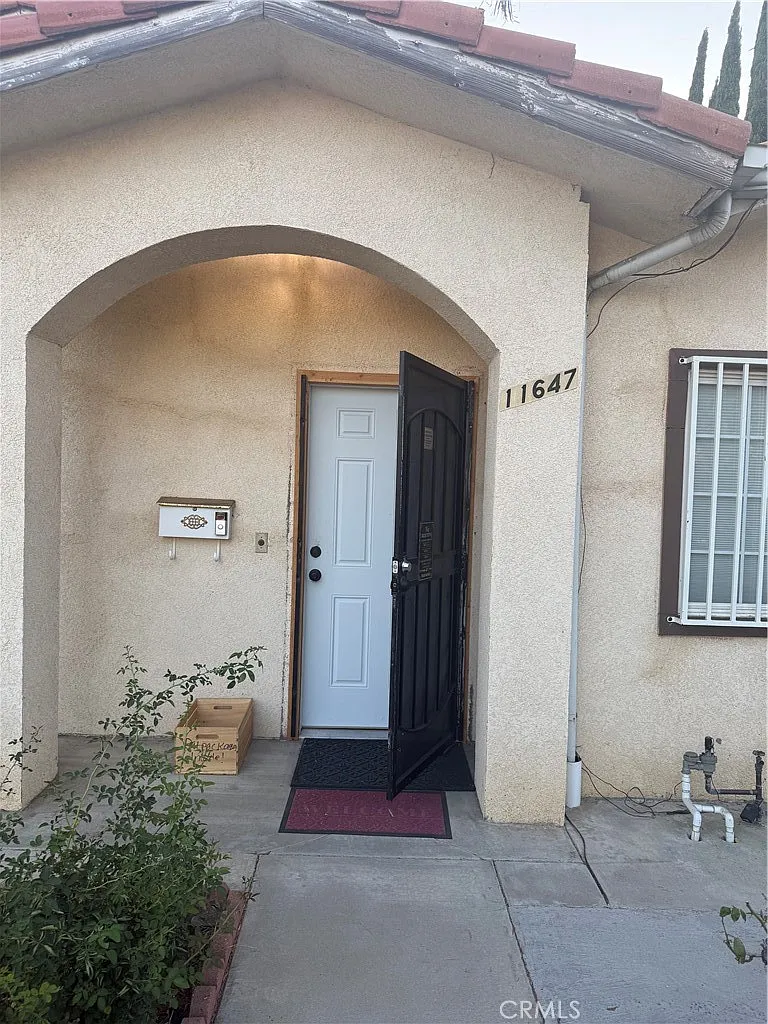 4 bed, 1929 sqft, $4,599 — Photo 2