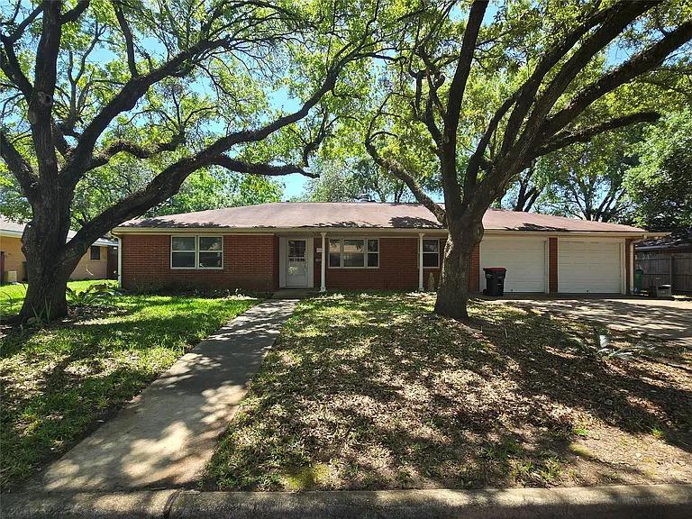 801 Rosewood Dr — Photo 1