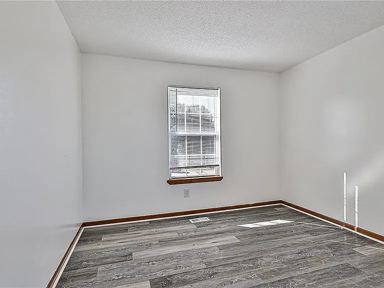 4010 E 16th Ct — Photo 17